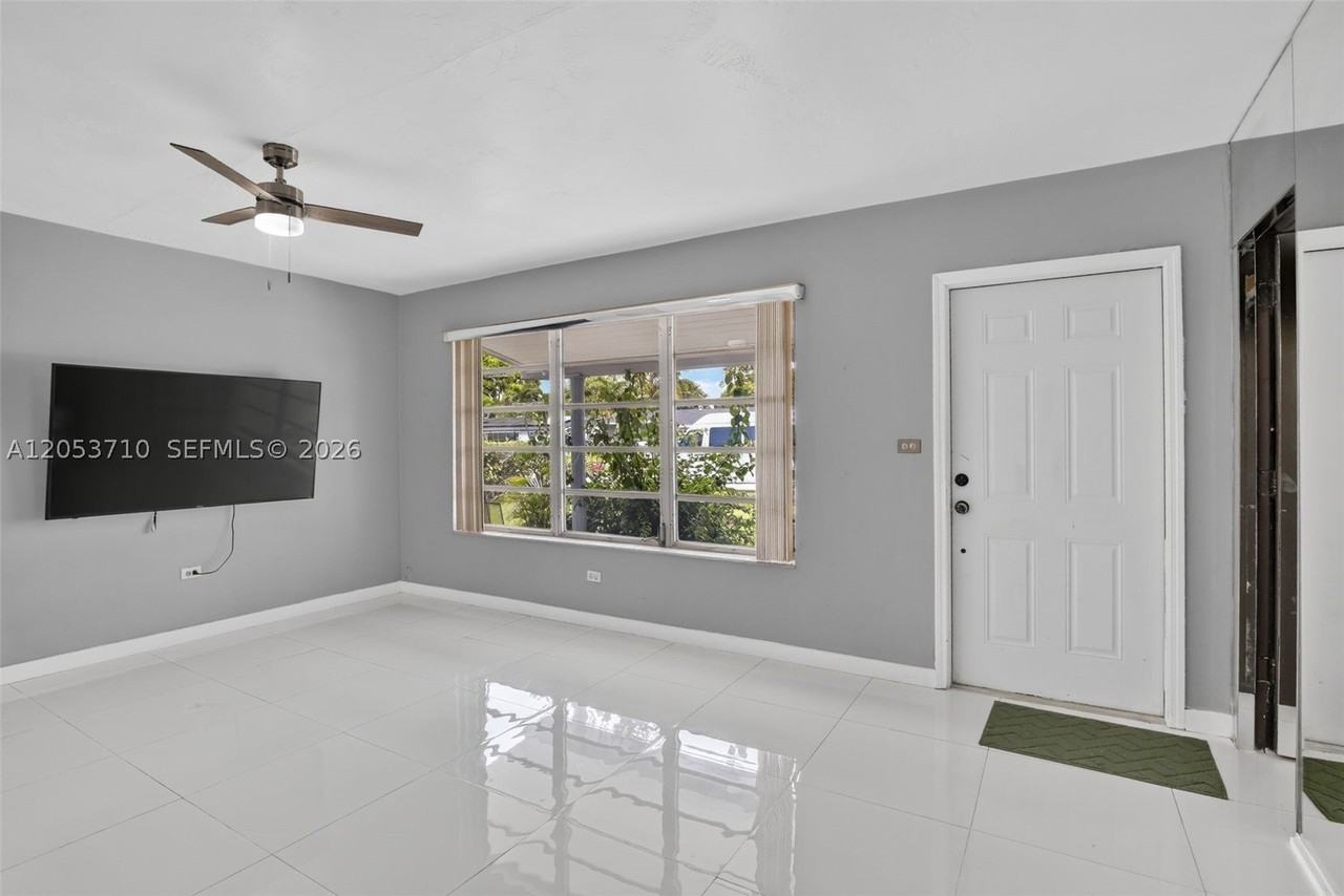 2331 Flamingo Dr - Photo 5 of 37