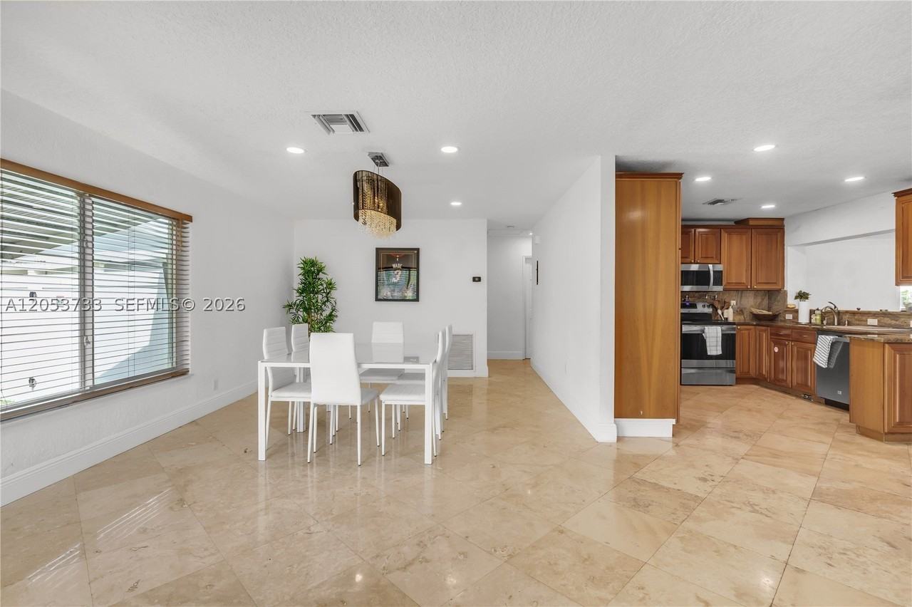 2424 Ne 18th Ave - Photo 2 of 48