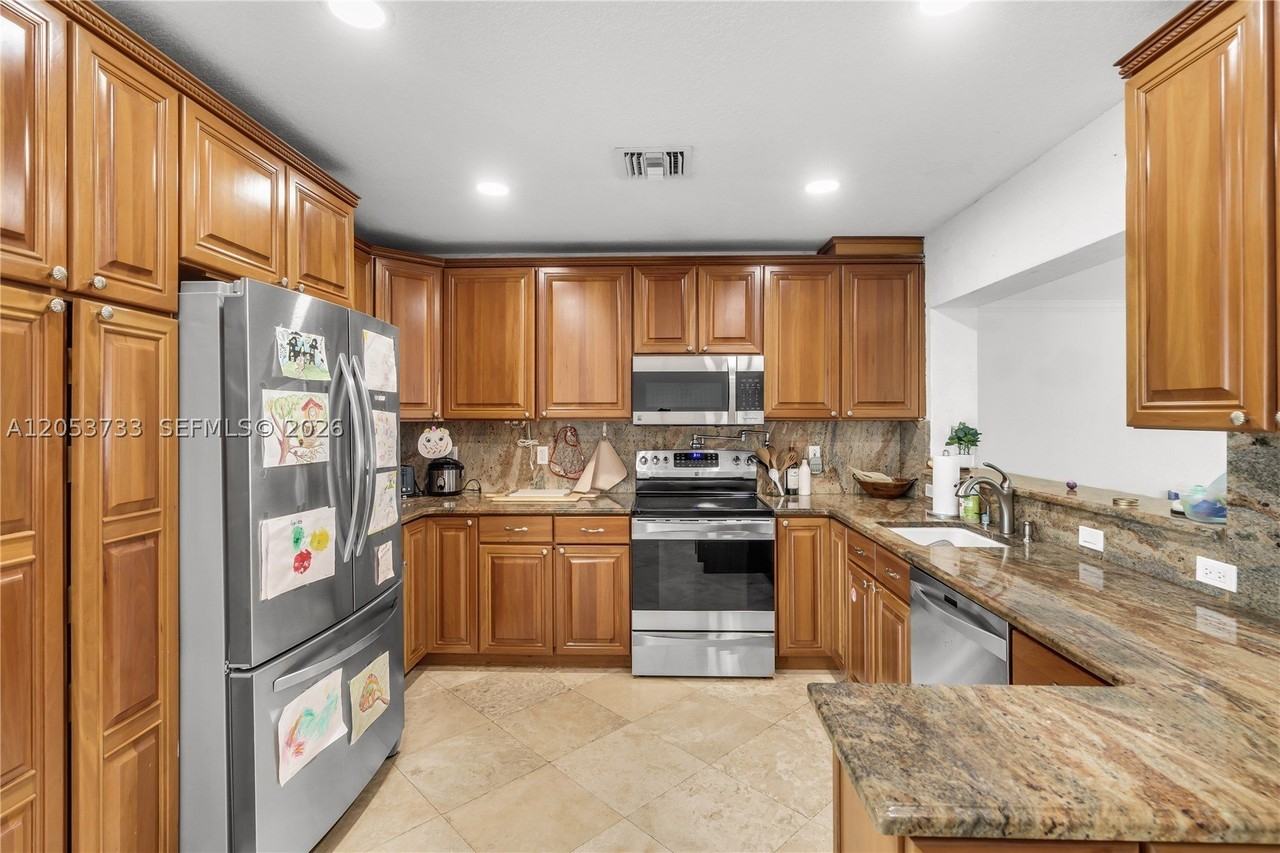 2424 Ne 18th Ave - Photo 5 of 48