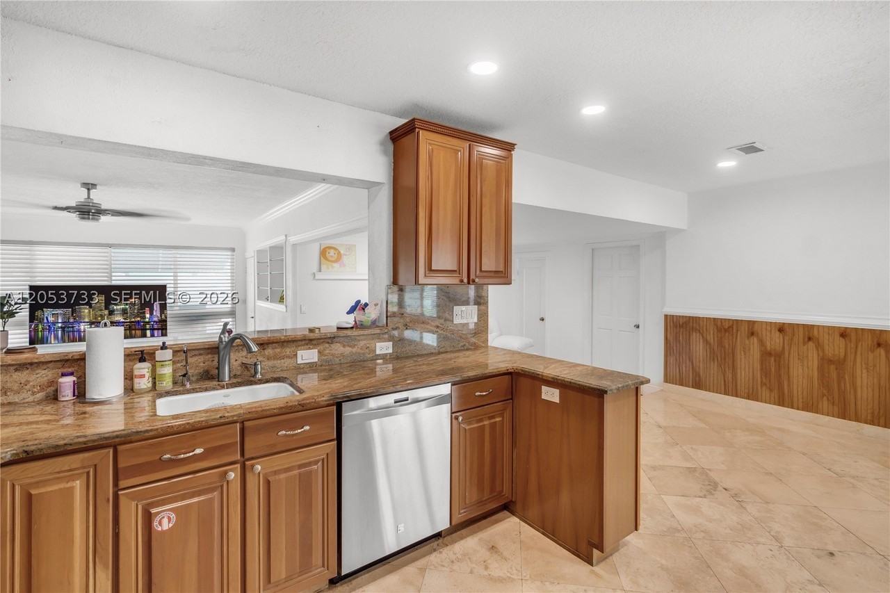 2424 Ne 18th Ave - Photo 6 of 48