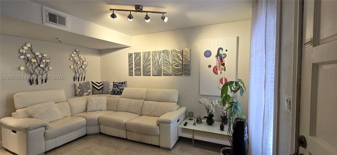 1345 W 41st St #6 - Photo 2 of 32