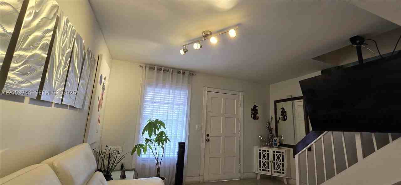 1345 W 41st St #6 - Photo 3 of 32