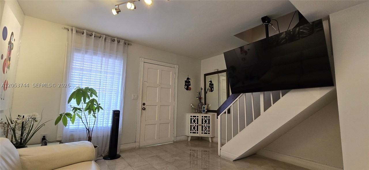 1345 W 41st St #6 - Photo 4 of 32