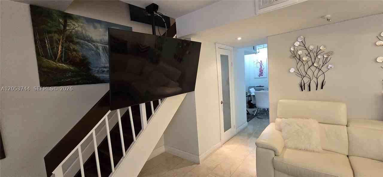1345 W 41st St #6 - Photo 5 of 32