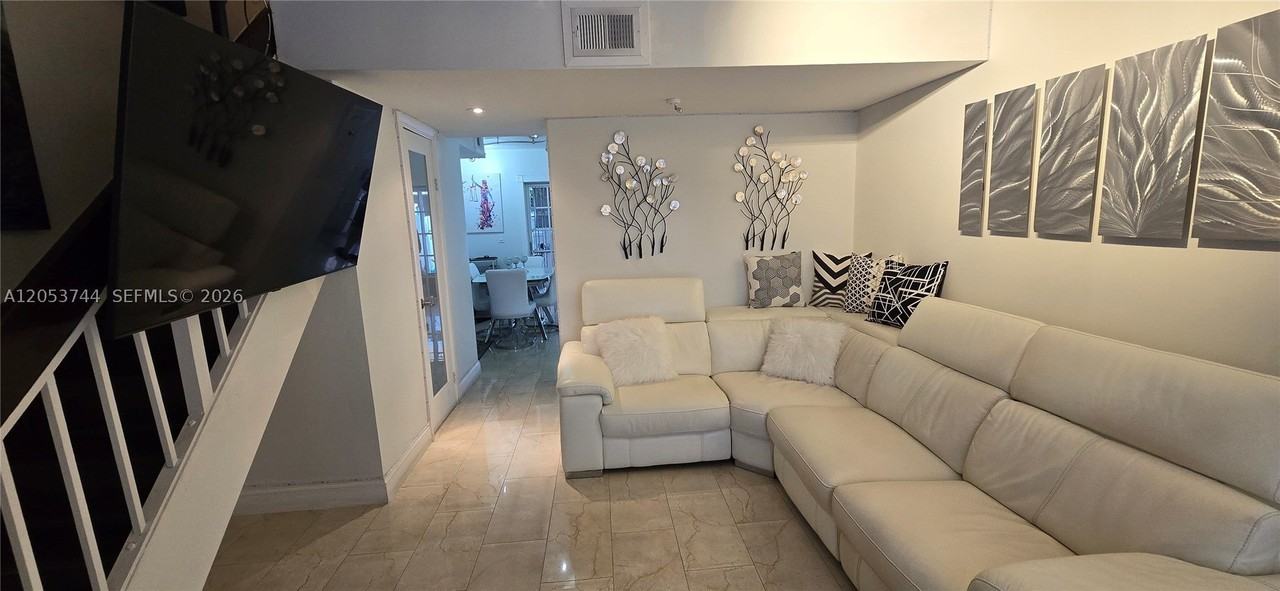 1345 W 41st St #6 - Photo 6 of 32
