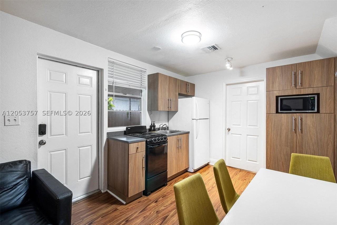 3629 Sw 12th St #B - Photo 7 of 16