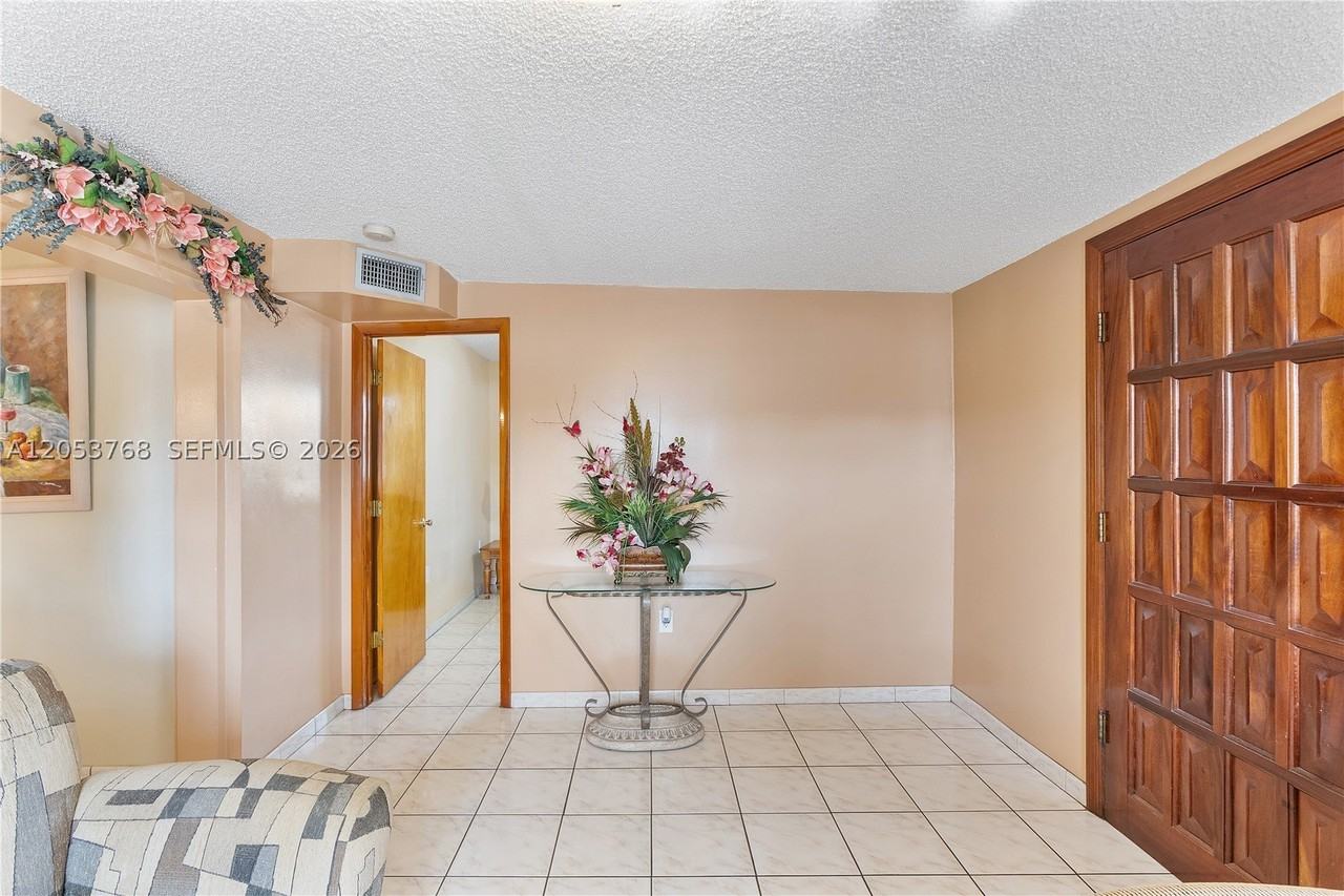 601 E 22nd St #601 - Photo 5 of 35