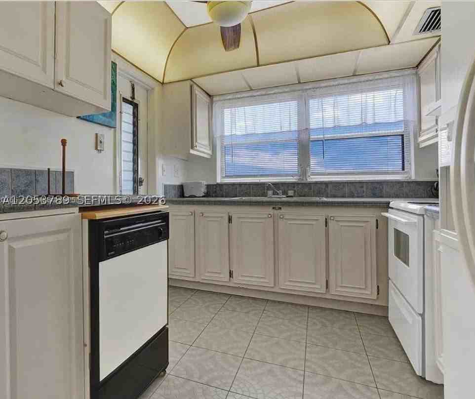 4047 Nw 16th St #403 - Photo 7 of 15