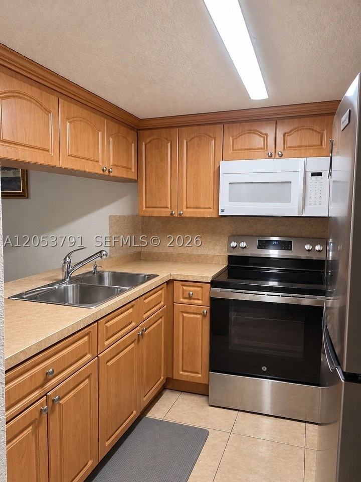 1705 W 58th St #B27 - Photo 5 of 23