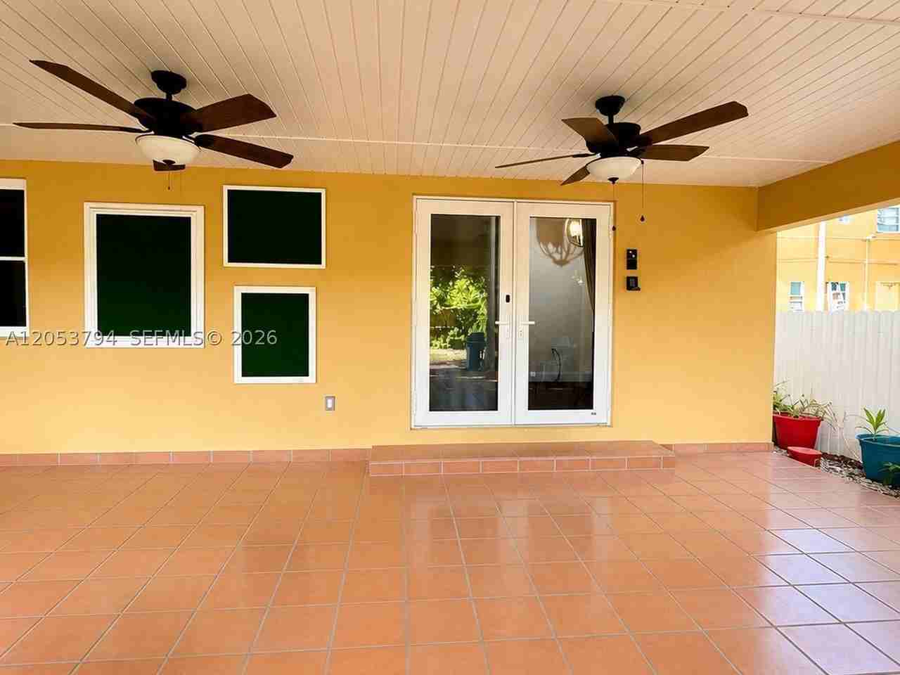 985 Sw 10th St #3 - Photo 2 of 9