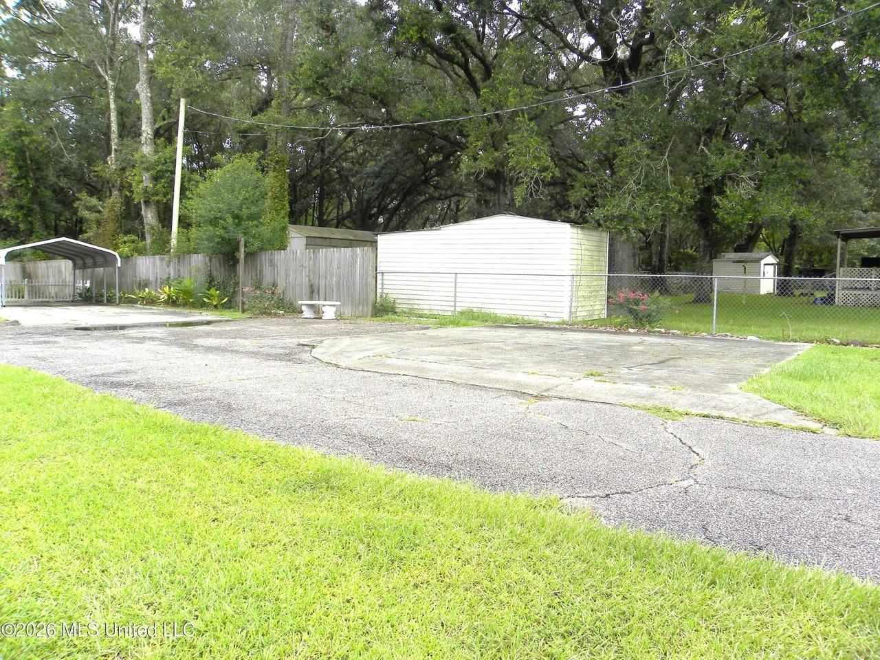 18265 Robin Oaks Dr - Photo 4 of 35