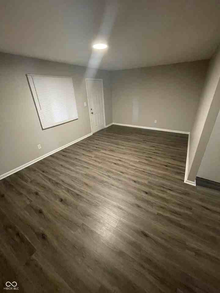 135 W Hendricks St #8 - Photo 4 of 17