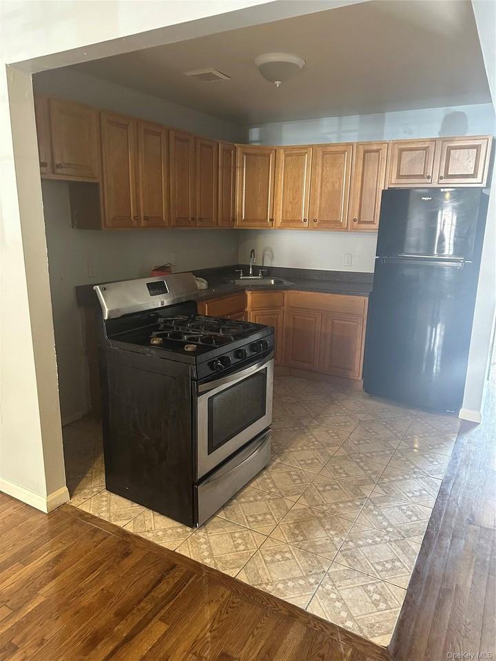 776 Lincoln Ave - Photo 3 of 9