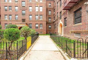 6264 Saunders St #3P - Photo 1 of 1