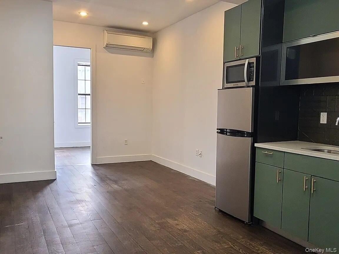 550 Howard Ave #2R - Photo 5 of 6