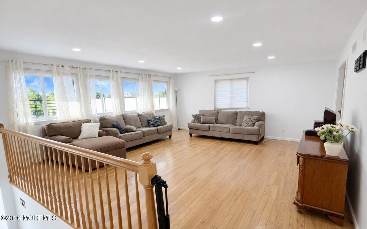 1111 Madison Ave - Photo 3 of 18