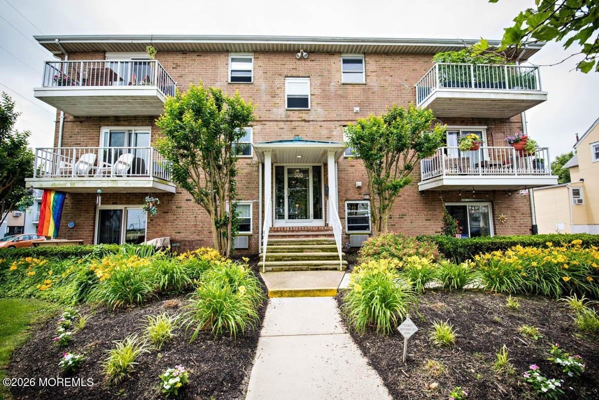 300 7th Ave #8