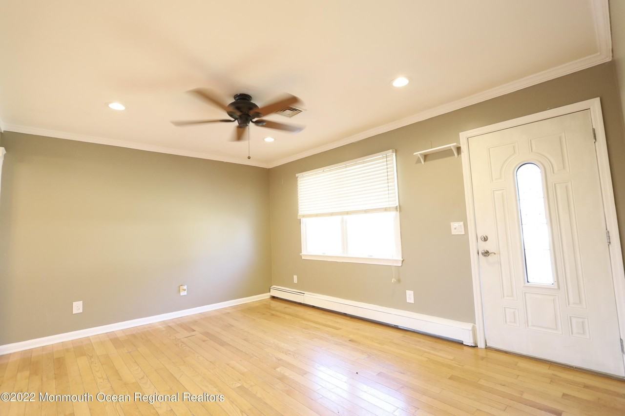 585 Sica Ln - Photo 3 of 8