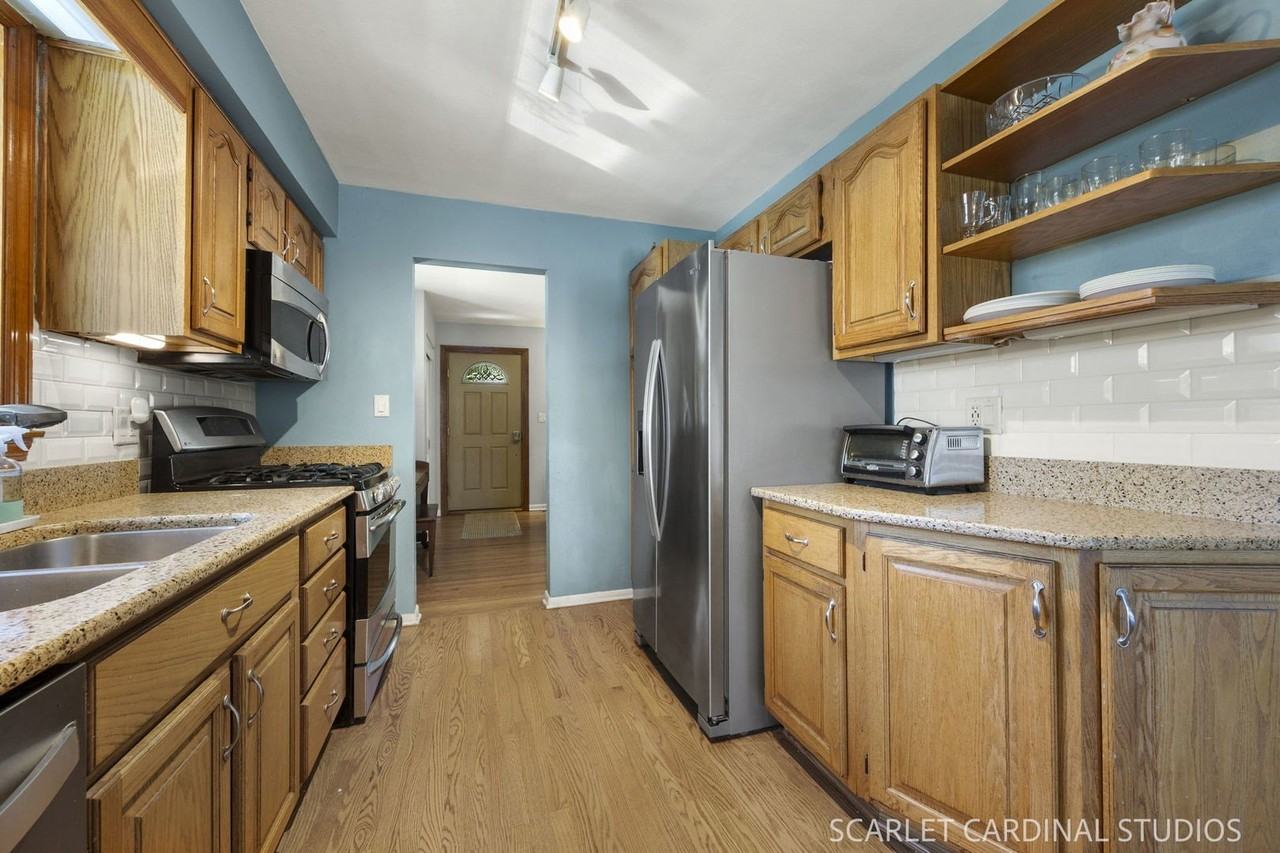 363 Marion Ave - Photo 4 of 14