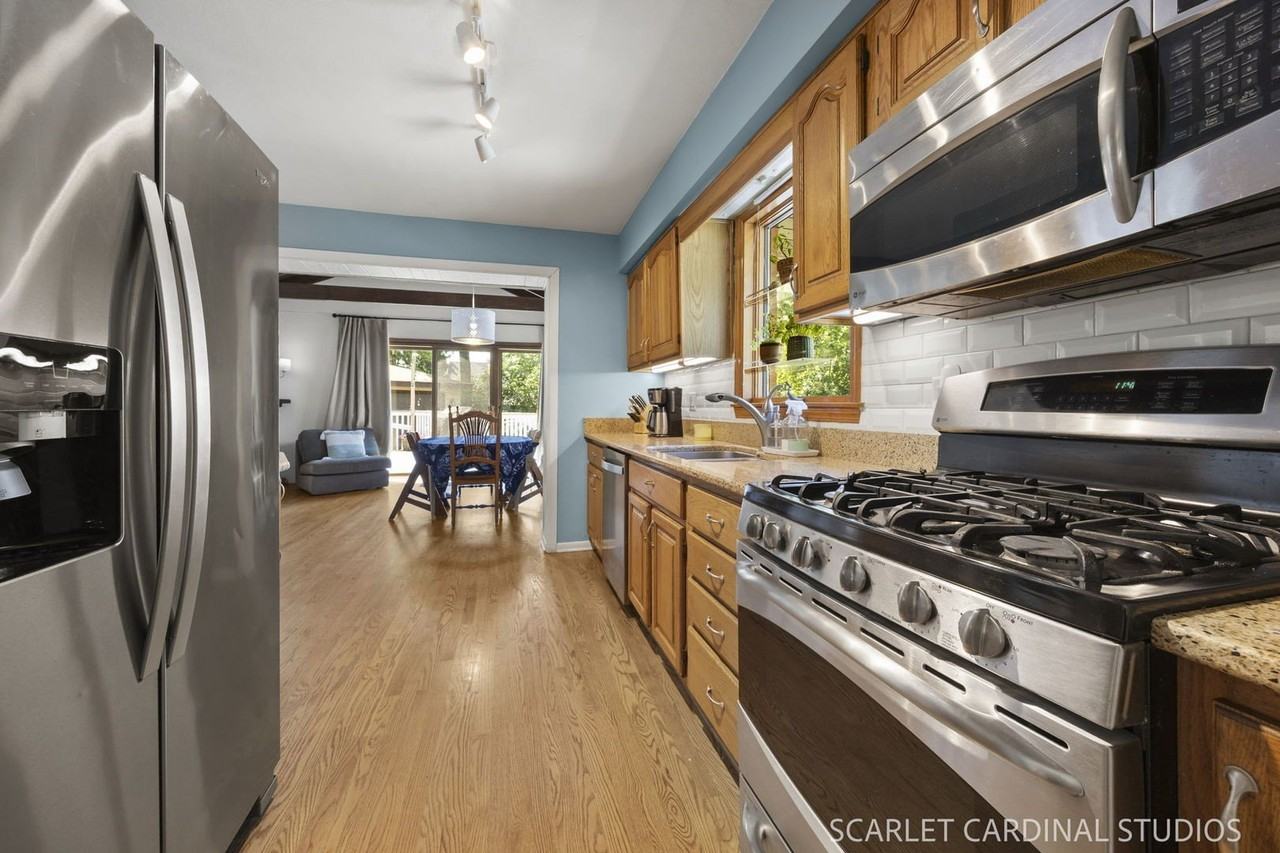 363 Marion Ave - Photo 5 of 14