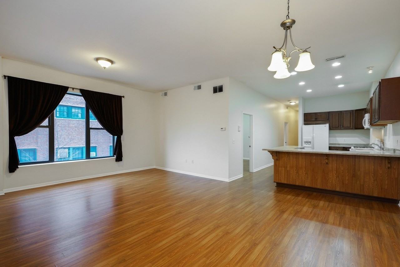 885 N Marshfield Ave #2 - Photo 3 of 12