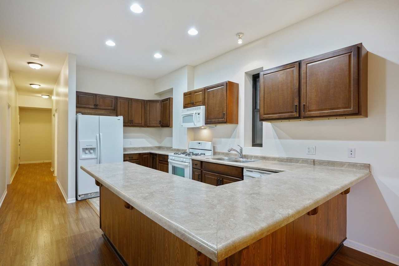 885 N Marshfield Ave #2 - Photo 4 of 12