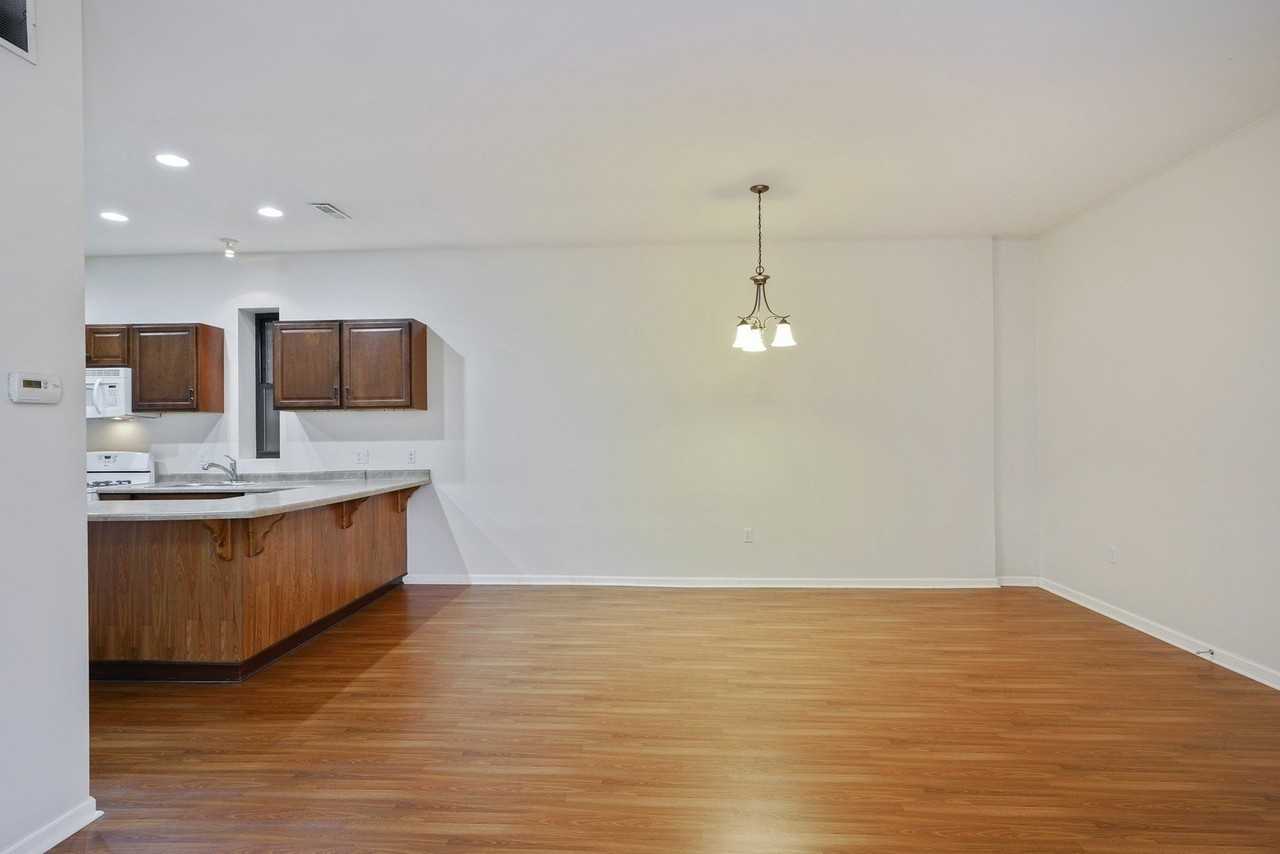 885 N Marshfield Ave #2 - Photo 7 of 12