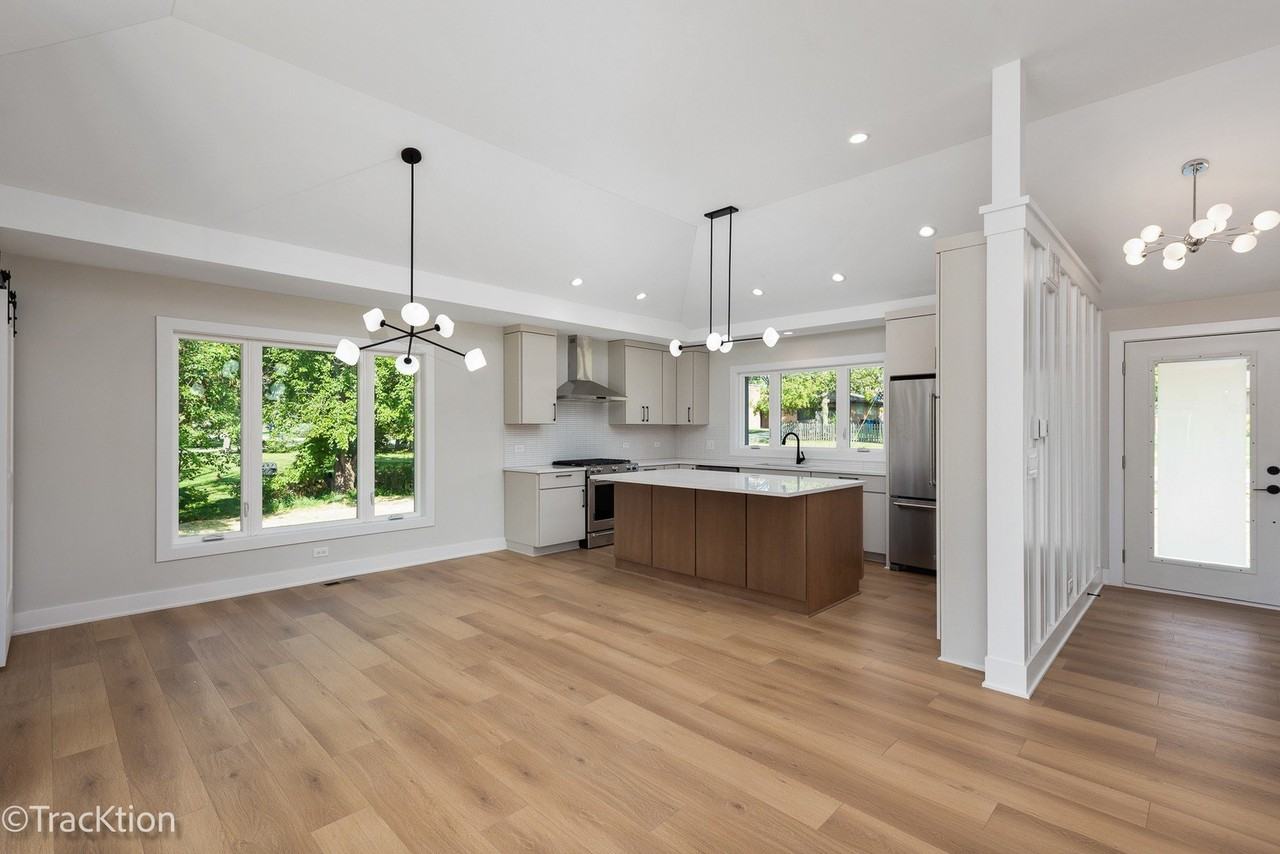 137 W Chicago Ave - Photo 3 of 24
