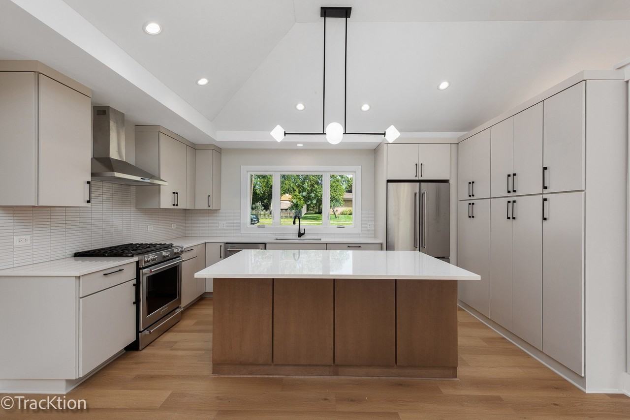 137 W Chicago Ave - Photo 4 of 24