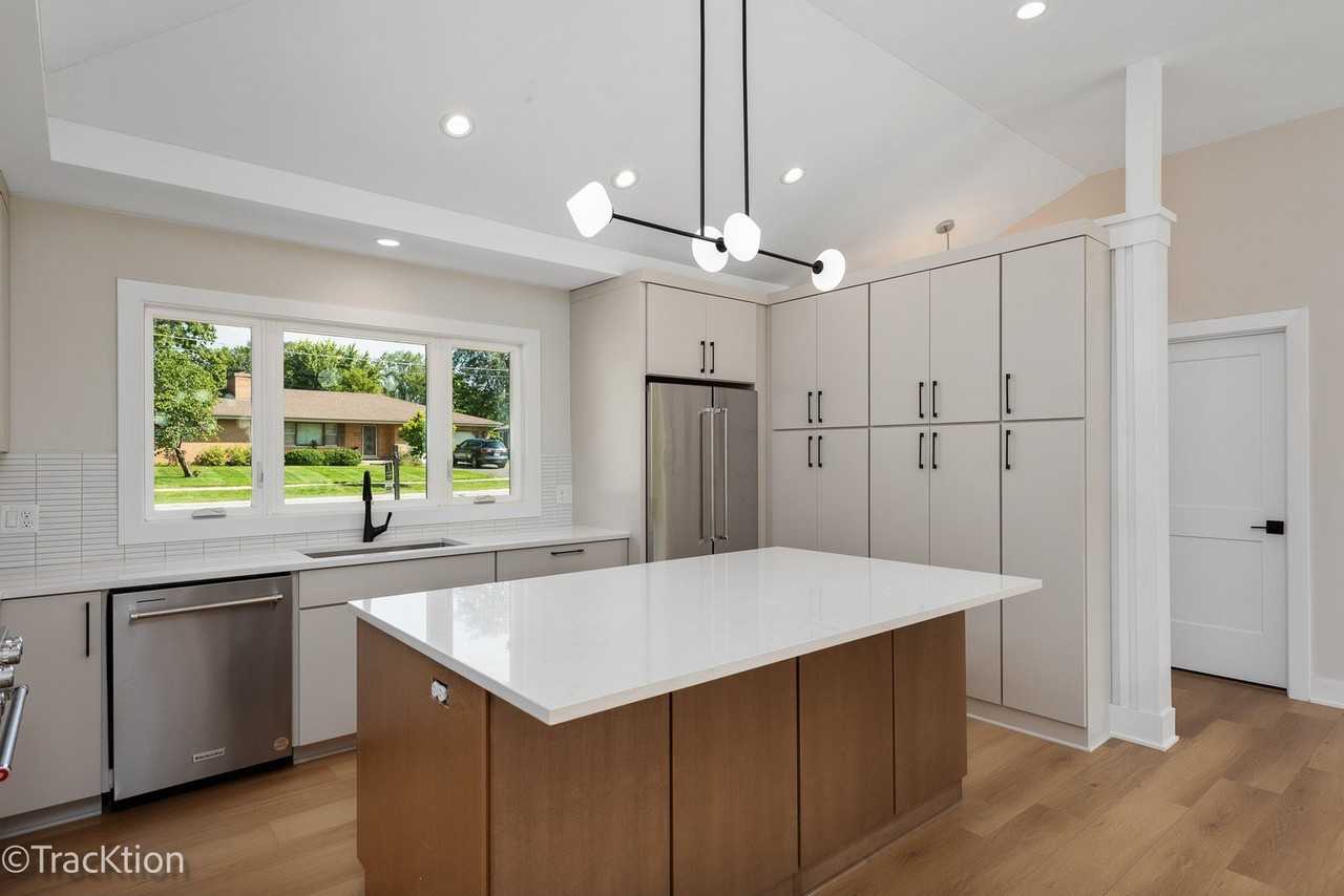 137 W Chicago Ave - Photo 5 of 24