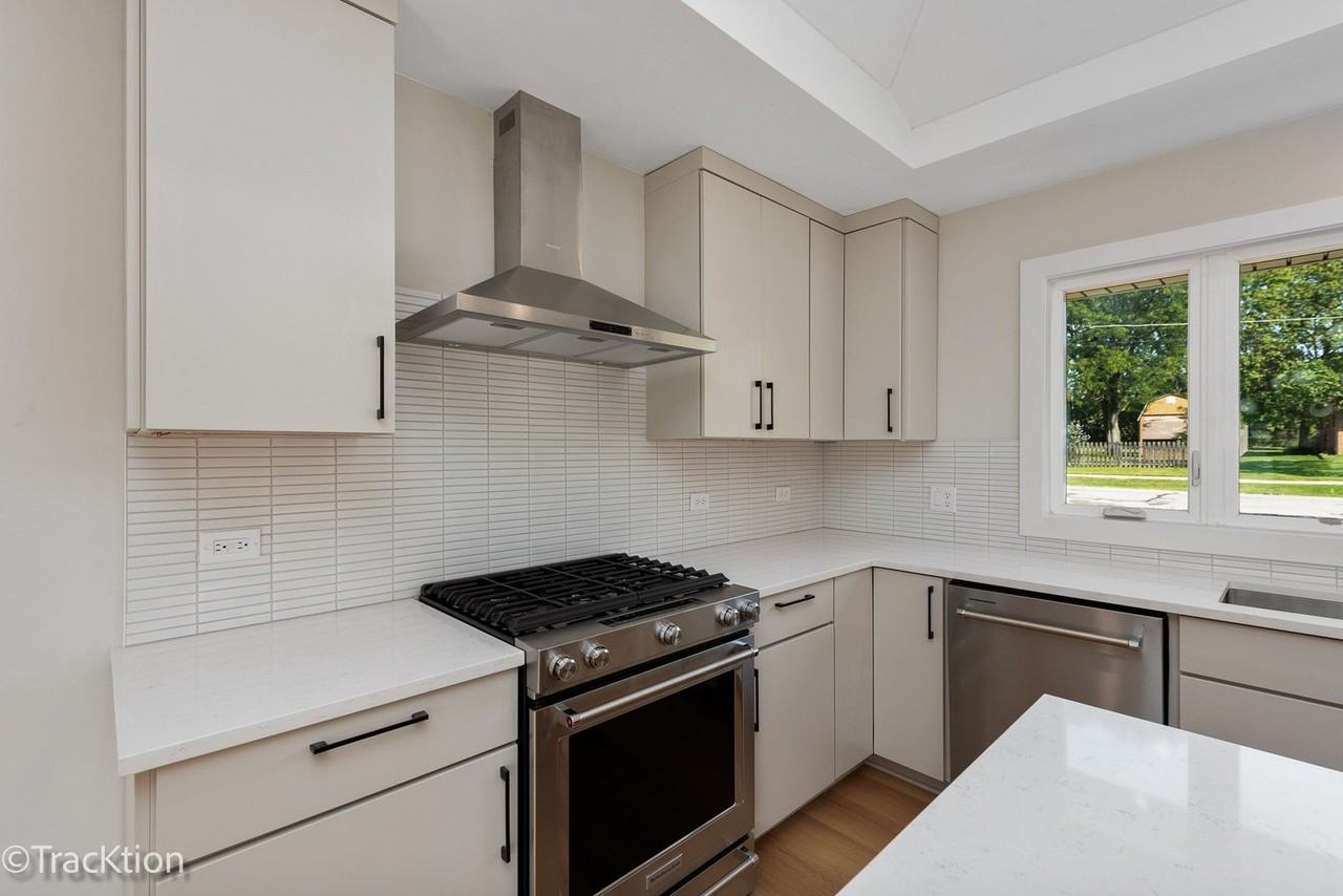 137 W Chicago Ave - Photo 6 of 24