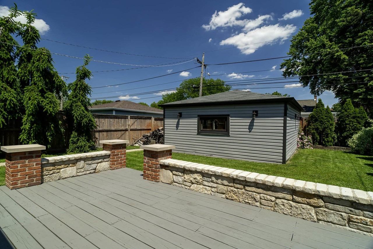 2537 Willow St - Photo 3 of 12