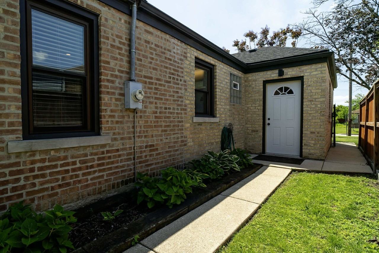 2537 Willow St - Photo 4 of 12