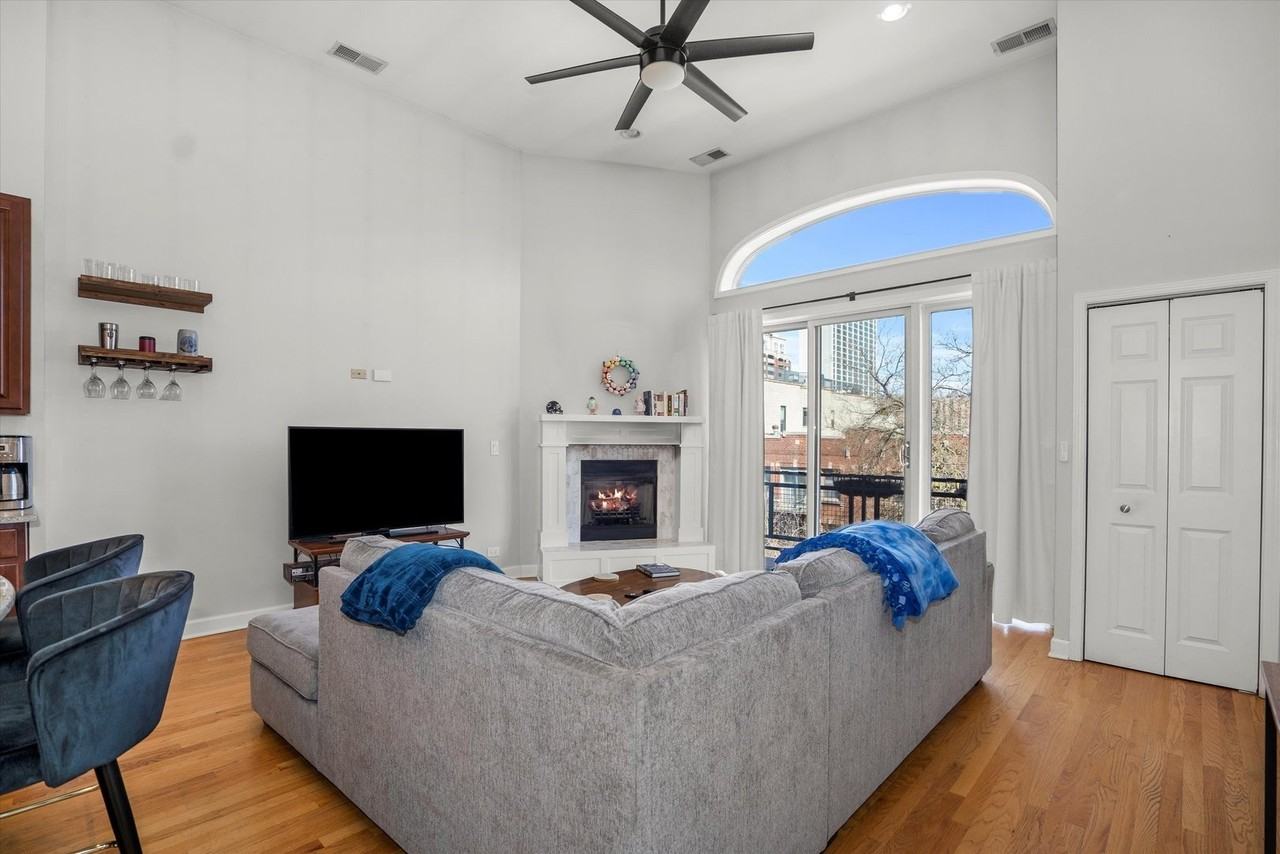3734 N Wilton Ave #3N - Photo 2 of 17
