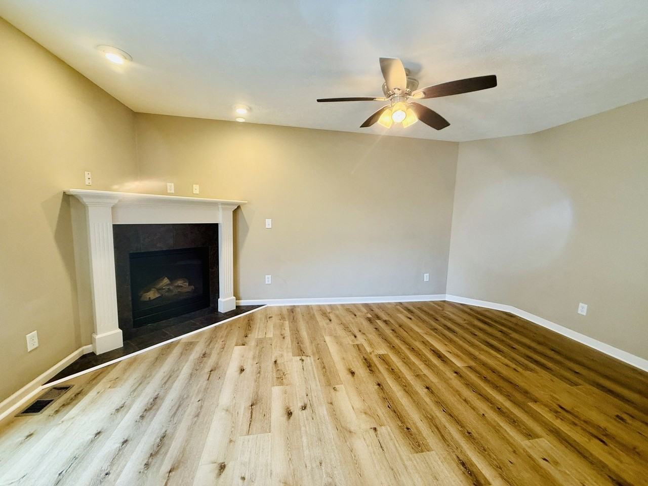 1112 Ekstam Dr #4 - Photo 5 of 21