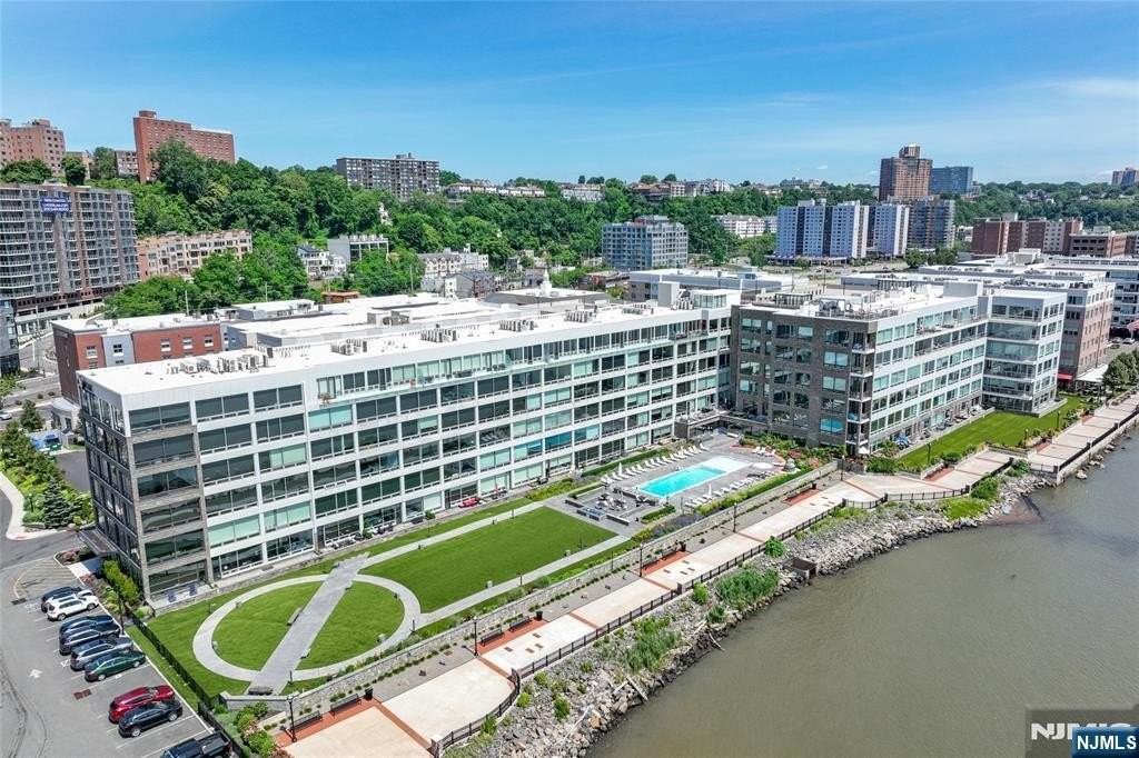 9 Somerset Ln #202