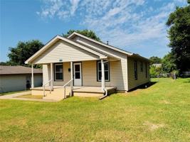 featured image of 916 N Wilson Ave