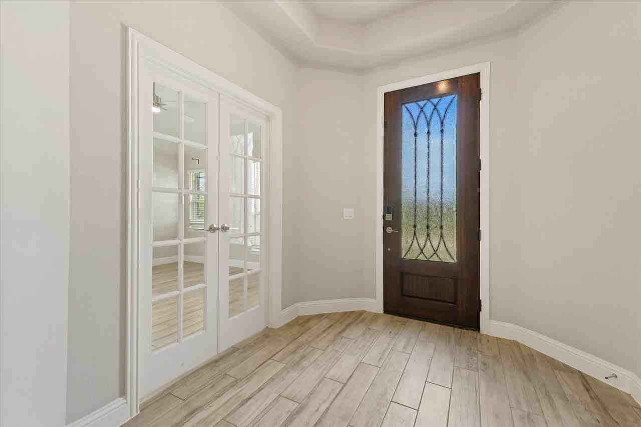 2413 Loxley Dr - Photo 4 of 38