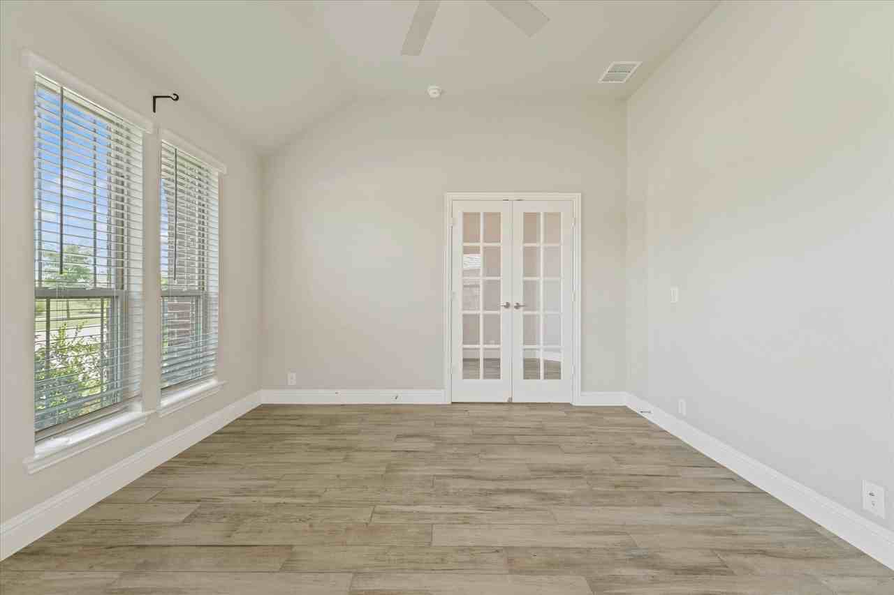 2413 Loxley Dr - Photo 5 of 38