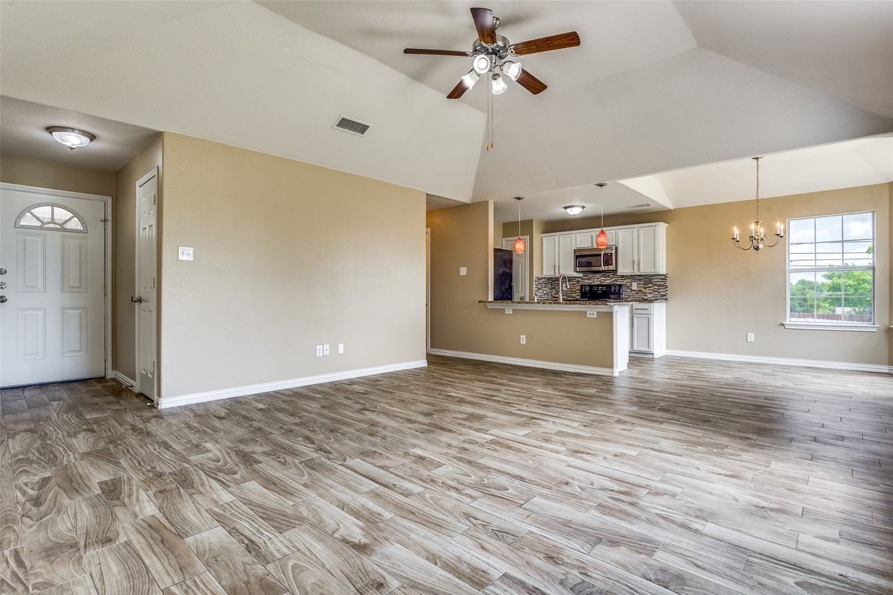 722 Seneca Dr - Photo 2 of 15