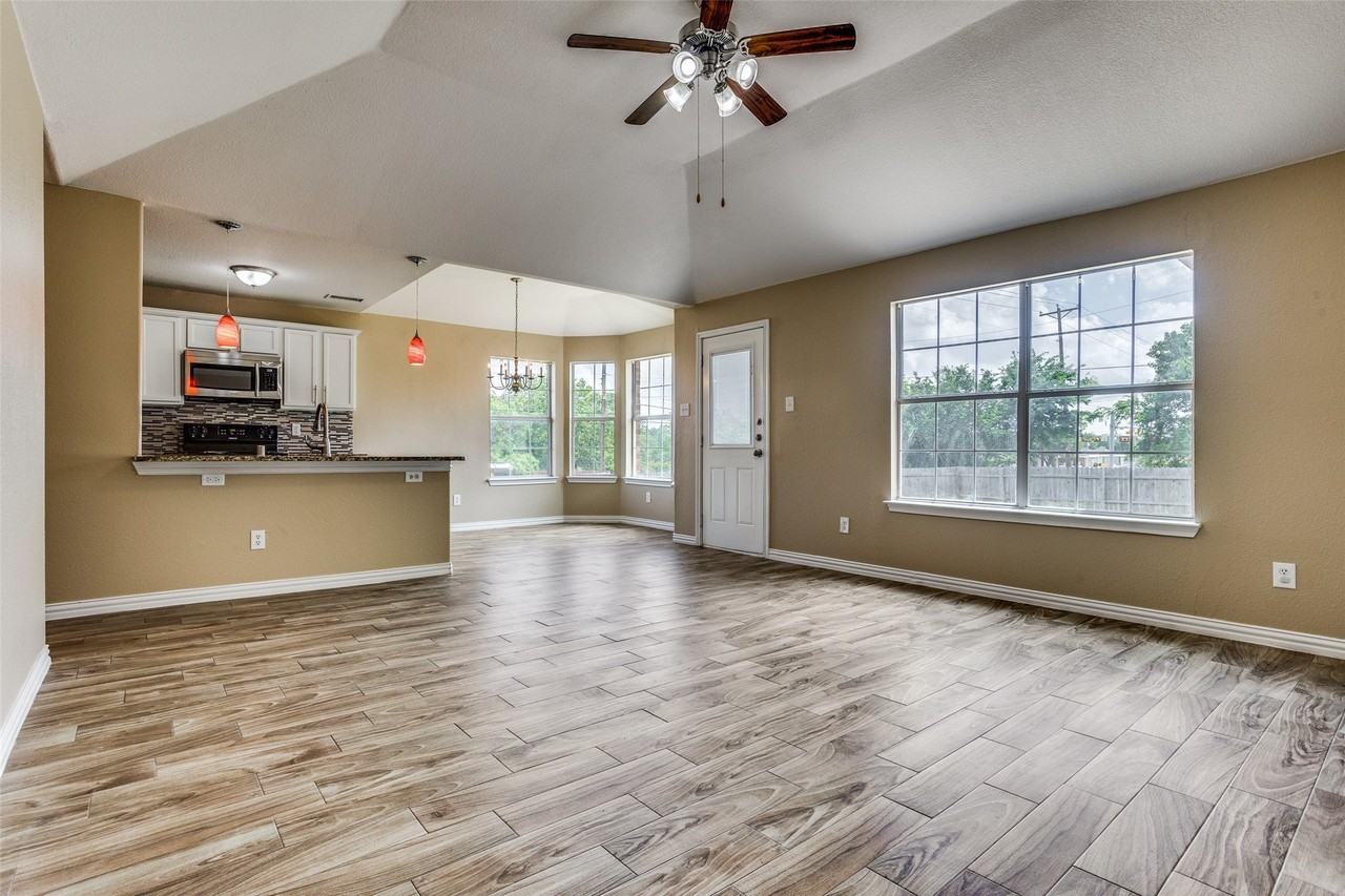 722 Seneca Dr - Photo 3 of 15