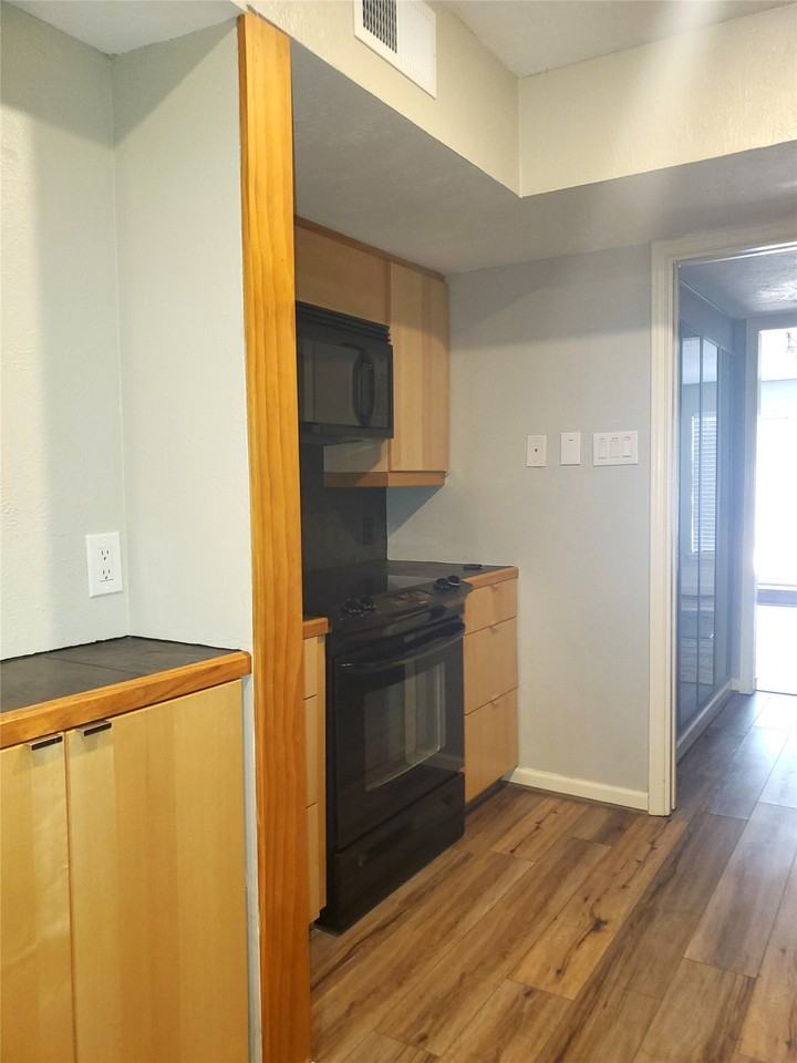 4218 University Blvd - Photo 3 of 19