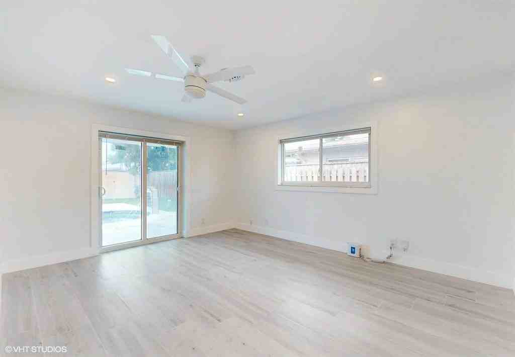 4761 Ne 28th Ave - Photo 6 of 8