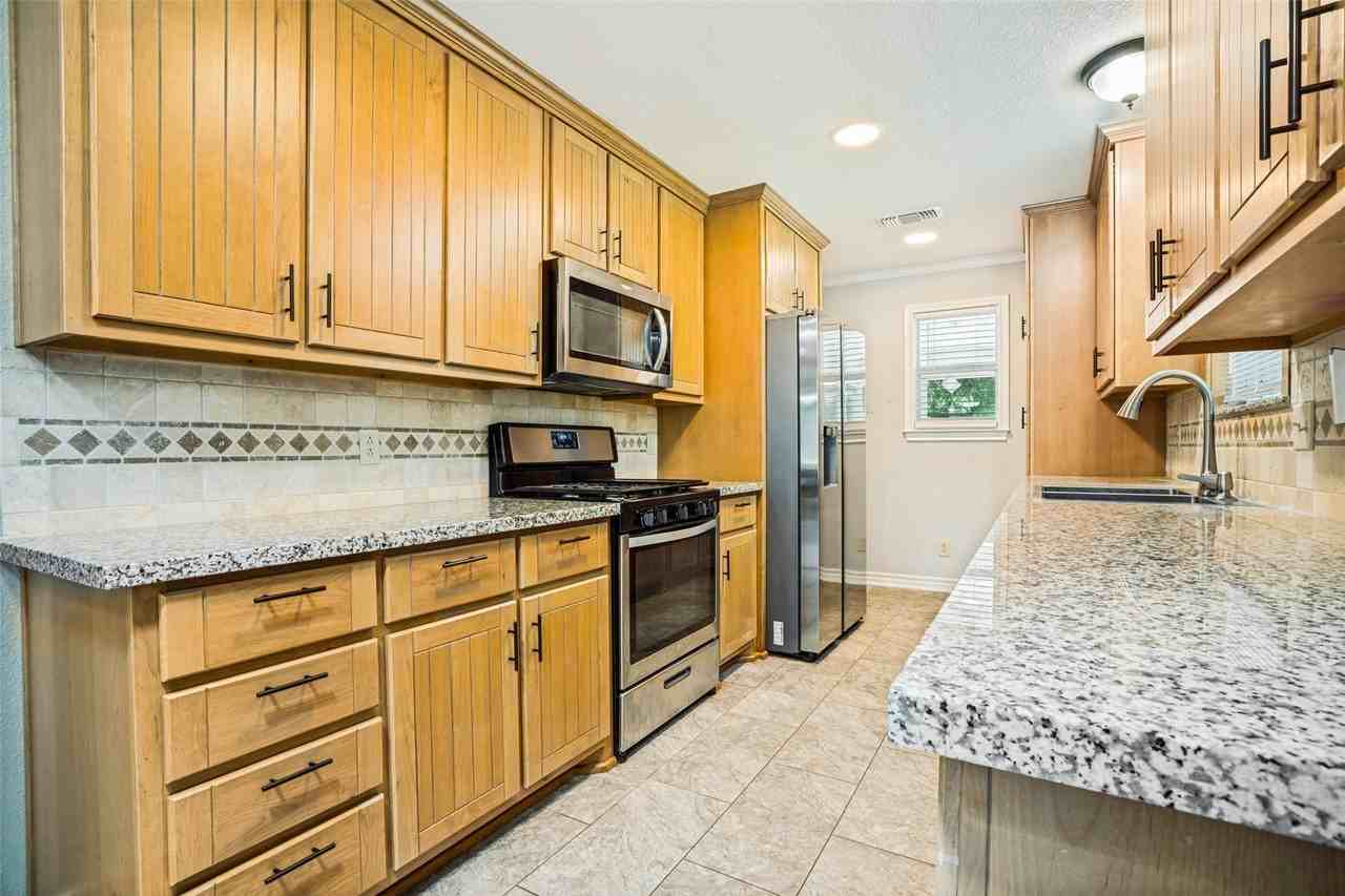 303 Barrett Dr - Photo 3 of 11