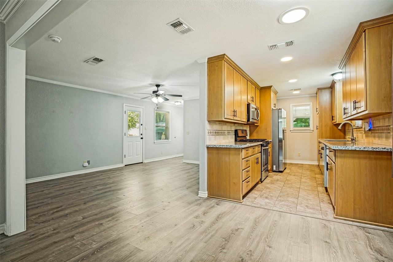 303 Barrett Dr - Photo 4 of 11
