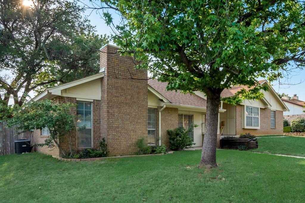2925 Kathleen Ln - Photo 2 of 26