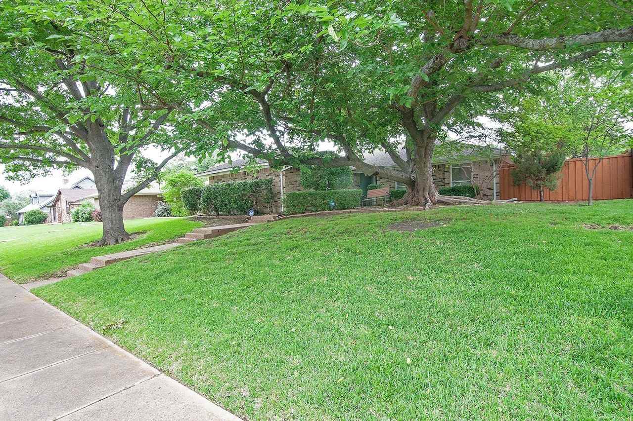 1912 Knob Hill Dr - Photo 2 of 26