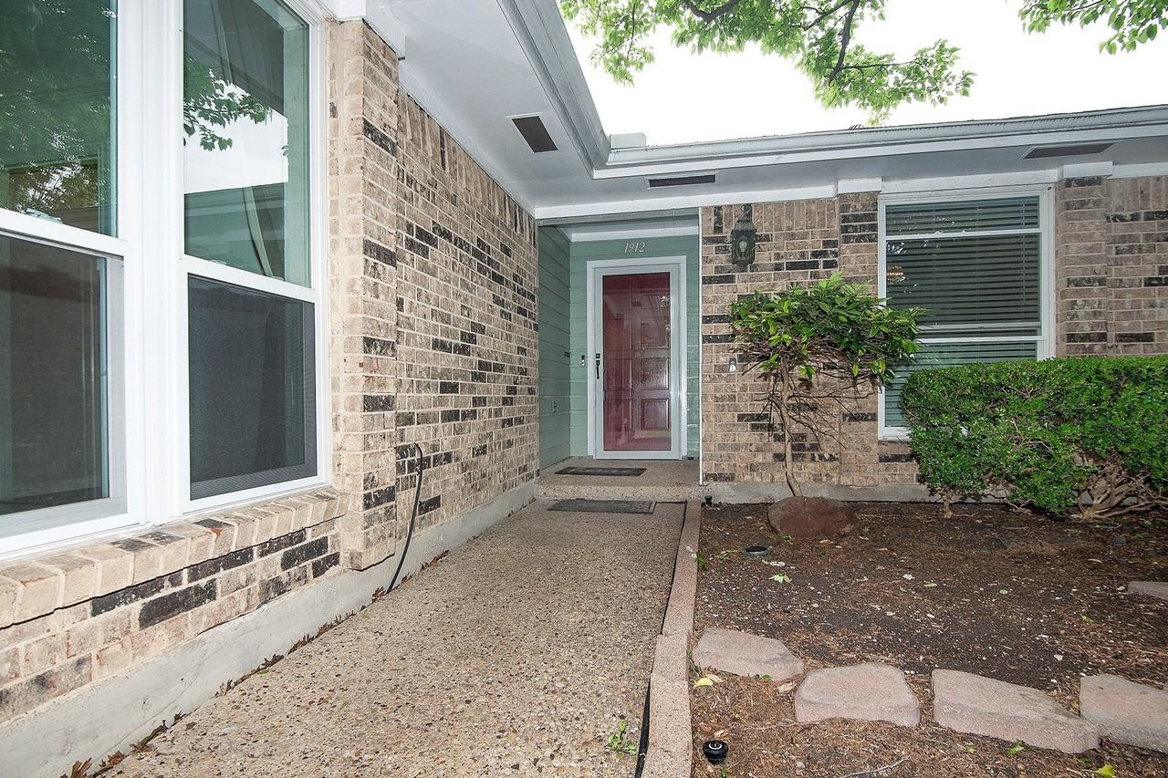 1912 Knob Hill Dr - Photo 3 of 26