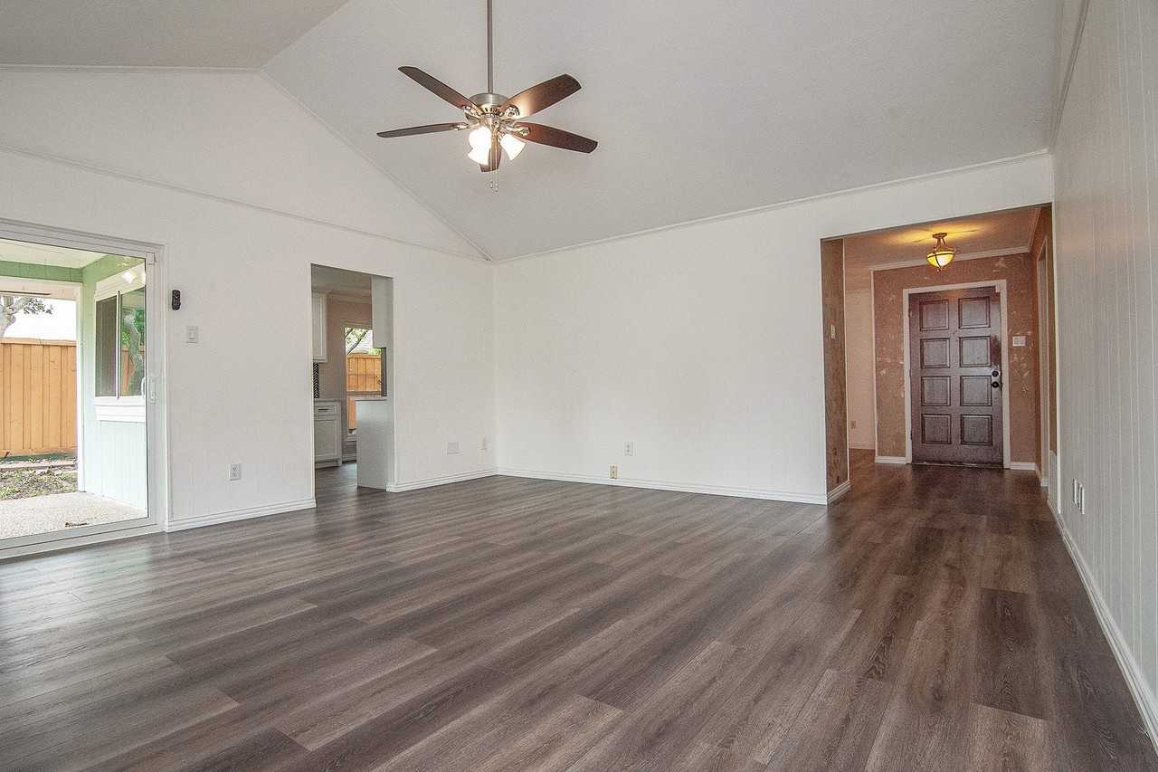 1912 Knob Hill Dr - Photo 5 of 26