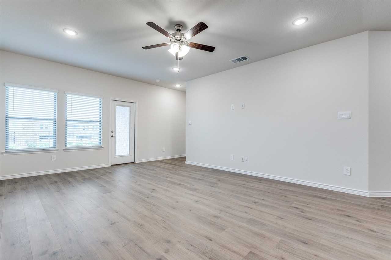 240 Kistler Dr - Photo 7 of 15